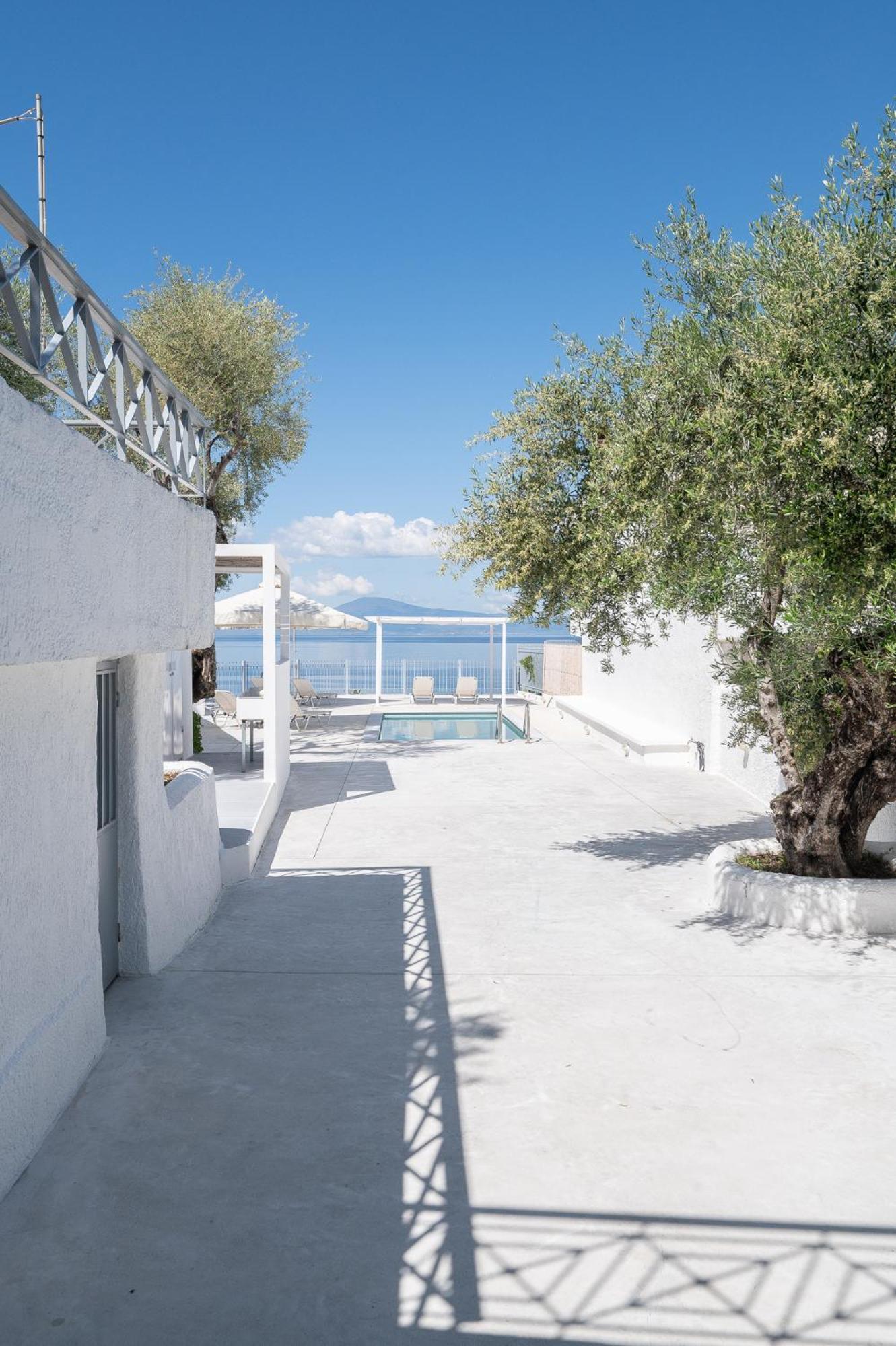 Pouletis Family Apartments - Akroyali Seaview Getaways Kalamata Exterior photo
