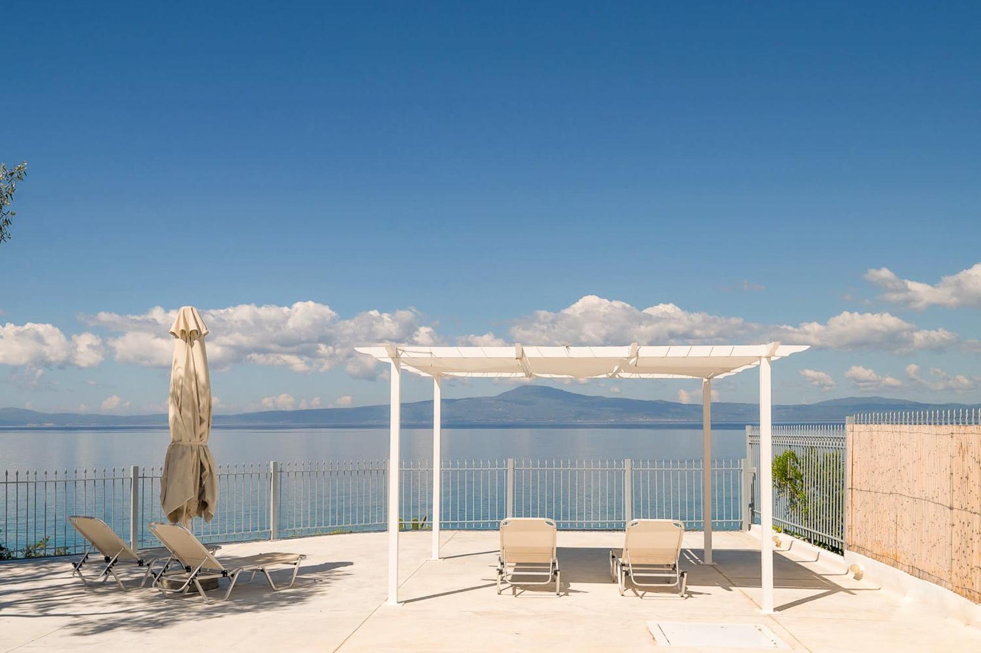 Pouletis Family Apartments - Akroyali Seaview Getaways Kalamata Exterior photo