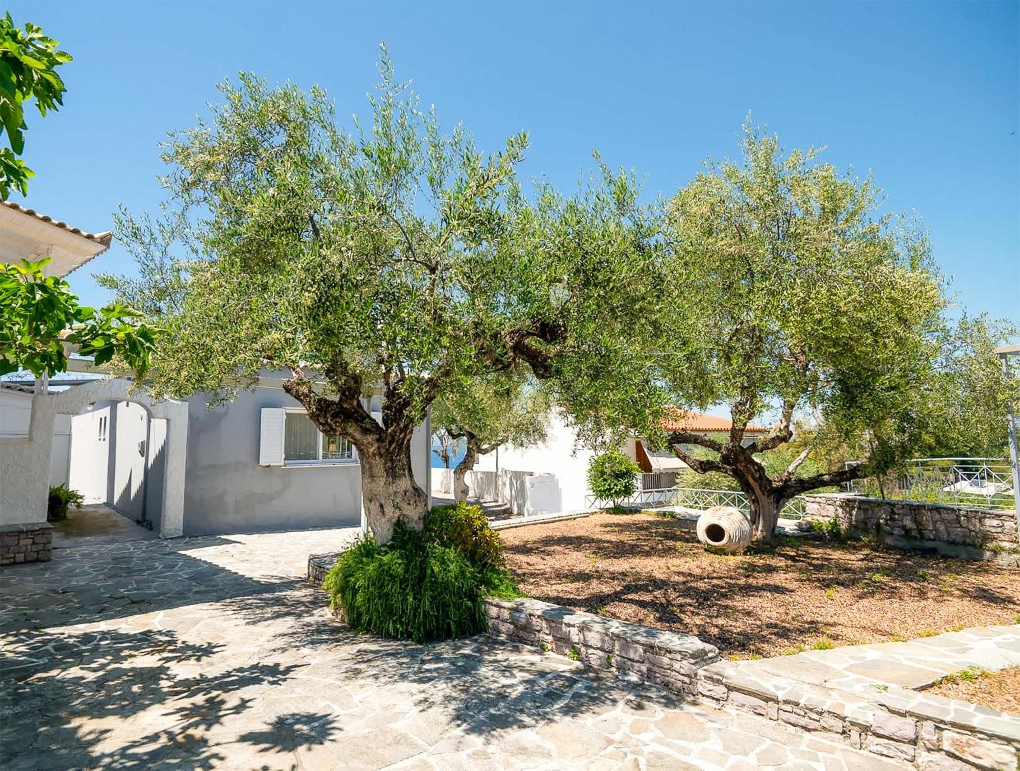 Pouletis Family Apartments - Akroyali Seaview Getaways Kalamata Exterior photo